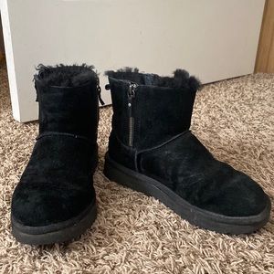 Black uggs.